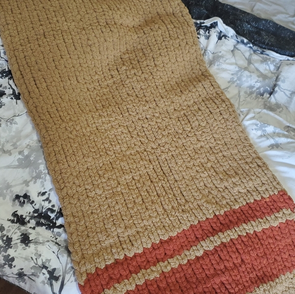 Handmade 65"×35" chunky blanket - Picture 8 of 12